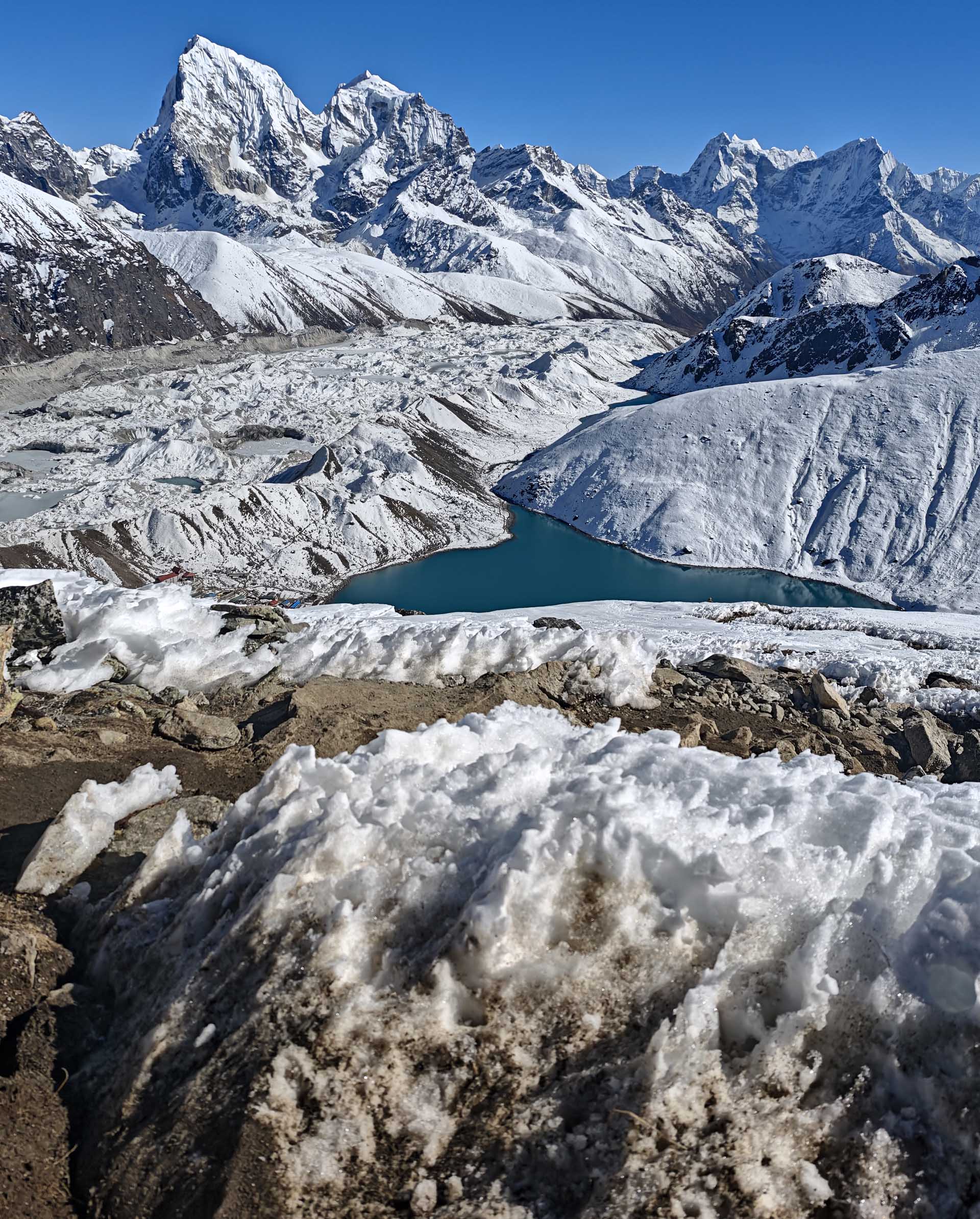 Una persona ante las grandes paredes nevadas del Himalaya