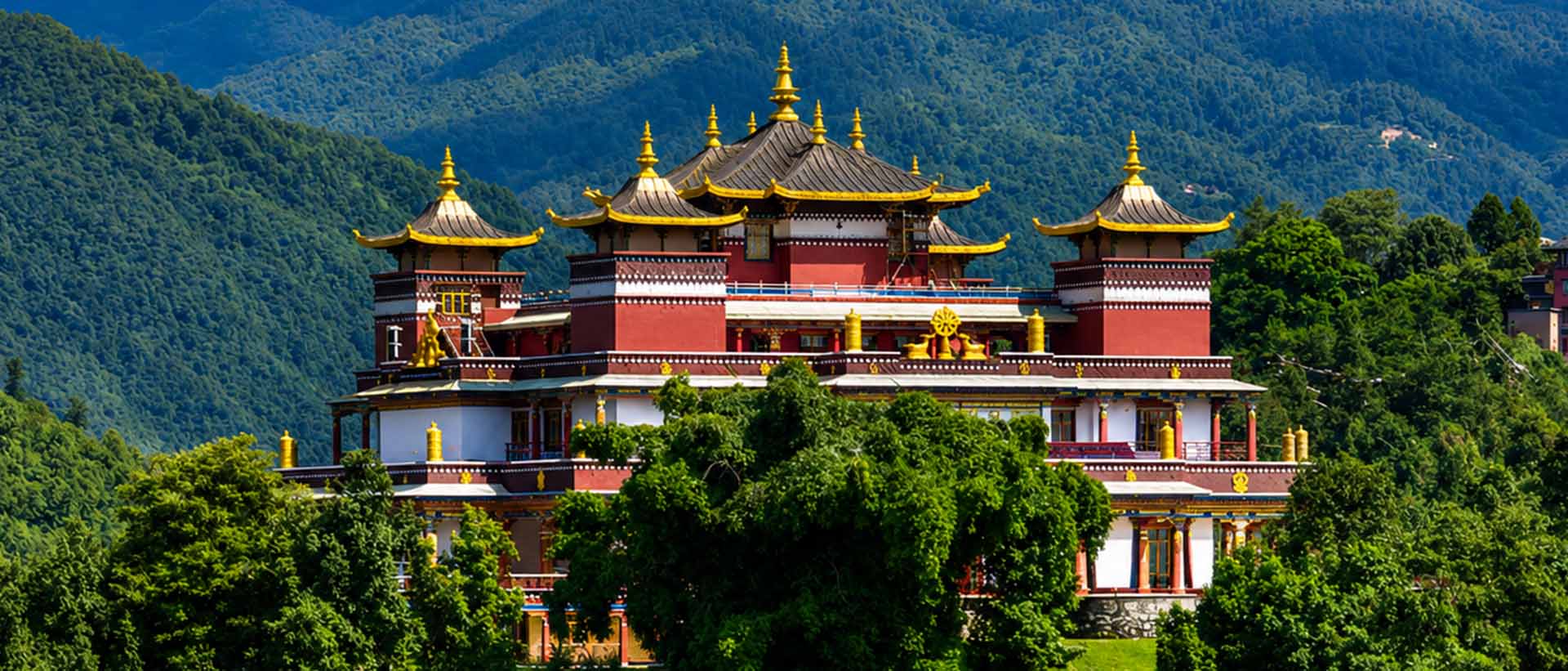 Monasterio entre las montañas y la vegetación de Nepal